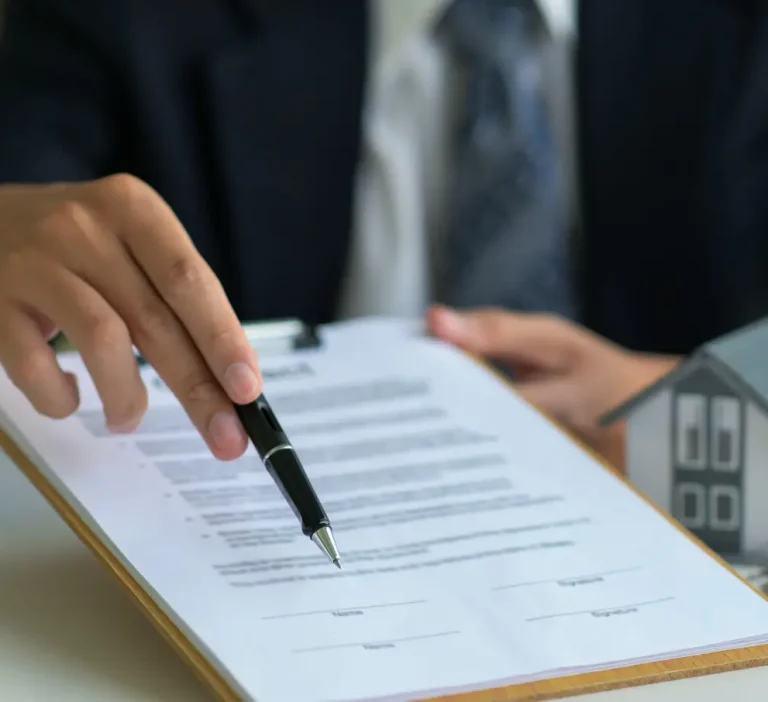 figurka domu i dokument do podpisania