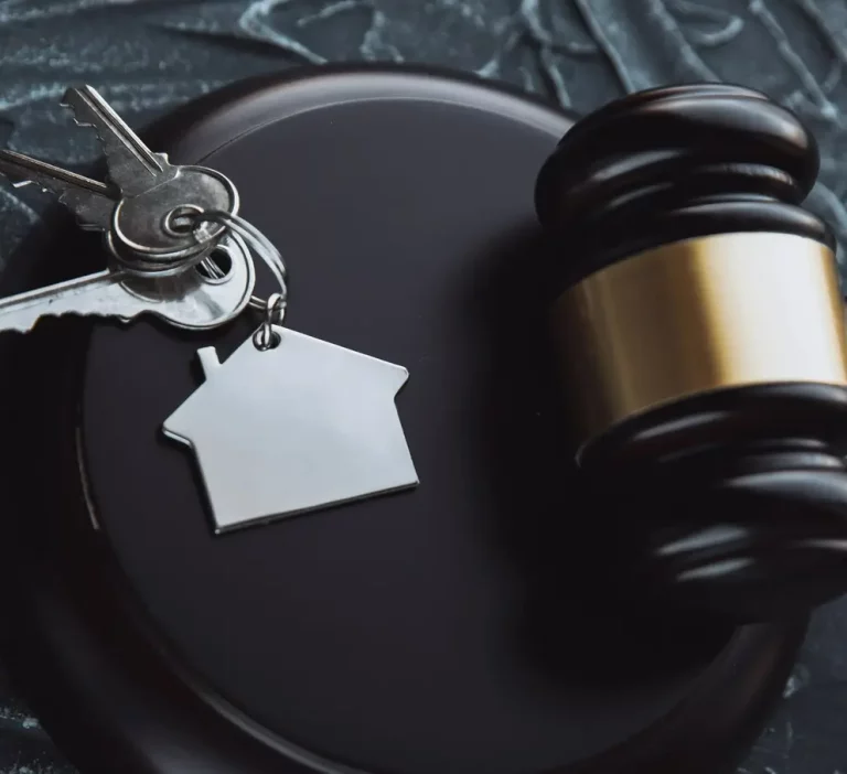 młotek sędziowski i klucze do mieszkania